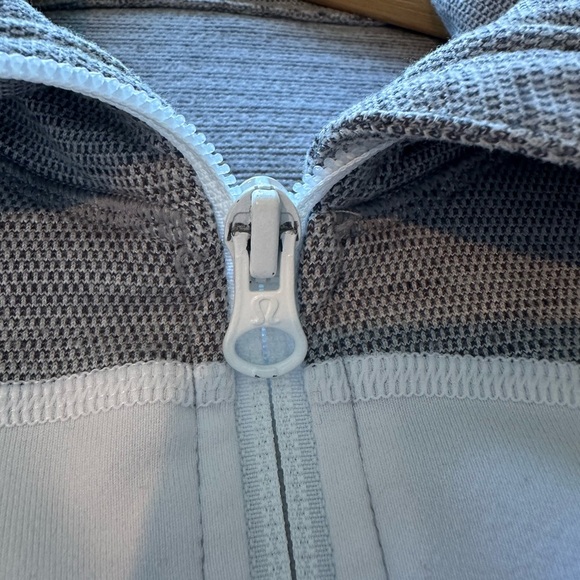 Lululemon Stride Gray and White Zip-Up Jacket - Picture 4 of 5